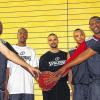 Die Baskets-Neuzugänge auf einen Blick: Baskets-Cheftrainer Marcel Schröder (Bildmitte) präsentiert seine Neuverpflichtungen (von links) Christopher McNaughton, Jimmy McKinney, Lamont McIntosh, Maurice Stuckey, Dwayne Anderson und Co-Trainer Michael Meeks.