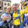 Zwei Weltmeister: Kunstturner Eberhard Gienger (links) und Fallschirmspringer Klaus Renz begleiteten die Tour der Hoffnung und landeten in Volkach als Begleiter der prominenten Benefiz-Radfahrer.