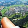 Überblick: Mit seinem Gleitschirm genießt Alfred Ruppert die Aussicht über Hammelburg.