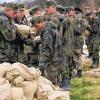 Ziviler Einsatz: Für Katastrophenschutz wie beim Elbe-Hochwasser 2002 stand die Bundeswehr schon immer zur Verfügung.