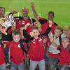(red)   Eine gemischte Mannschaft aus E- und F-Junioren der FT Schweinfurt bildete letzten Sonntag beim Supercup zwischen Bayern München und Borussia Dortmund die Dortmunder Einlauf-Eskorte in der Allianz-Arena. Die Turner waren mit ihrer Bewerbung erst abgeblitzt, hatten aber Glück, dass kurzfristig zwei Mannschaften gesucht wurden. Als zweite Mannschaft liefen die E-Junioren aus Dachau ein. Zwölf 12 Kinder mit ihren Trainern Holger Brätz, Musti Benic und Turner-Urgestein Achim Keuser sowie 27 Angehörige waren dabei und begeistert, den Stars einmal so nahe zu sein.