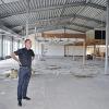 Sturm-Schäden: Alexander Weiß zeigt die Schäden der Halle. Diese soll abgerissen werden und wieder aufgebaut werden.
