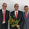 Zum 25-jährigen Dienstjubiläum gratulierten dem Mitarbeiter Stefan Hollweck (Mitte) der Vorstandsvorsitzende Roland Friedrich (rechts) und der Bereichsleiter des Vermögens- und Investment-Centrums, Michael Sell.