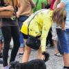 (hr)   Erstmals hat das Ferienprogramm der Stadt Gemünden einen Besuch des Wally-Bangert-Tierheims in Lohr-Sackenbach angeboten. 18 Kinder fuhren mit den Mitgliedern der Ökokreis-Wählervereinigung in Privatautos zum Tierheim. Die stellvertretende Vorsitzende des Tierschutzvereins Main-Spessart, Claudia Kübert, begrüßte die Gäste. Die Kinder wurden in zwei Gruppen von den Tierpflegerinnen Monique Krems und Lena Münz durch das Tierheim geführt. In einem Wissensquiz über Hunde und Katzen konnte Neues erfahren und Bekanntes aufgefrischt werden. Jahrespraktikantin Mona Freitag und Ihre Bekannte Lisa unternahmen mit den Kindern sowie einigen Hunden einen Spaziergang. Abschließend durften die Teilnehmer die Katzenbabys bestaunen, auf den Arm nehmen und streicheln. Die Kinder zeigten sich begeistert.