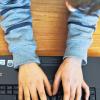 Jugend am PC: Der tägliche Medienkonsum Jugendlicher liegt im Schnitt bei 7,5 Stunden – Internetnutzung eingeschlossen.
