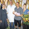 500. Geburt des Jahres: Im Krankenhaus St. Josef freuen sich über die kleine Mia (von links) Hebamme Michaela Krug, Oberin Schwester Ansgard Kreutner, Belegarzt Dr. Leszek Kubiak, Papa Johannes Köhler, Mama Maria Kulka und die kaufmännische Direktorin Sigrid Lommel.
