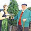 Seit 30 Jahren im Dienst für das Köhler-Weinfest: Symbolfigur „Köhler“, dargestellt von Willi Götz (rechts), im Bild flankiert von der Weinprinzessin Larissa I. (Larissa Linder).