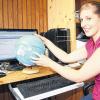 Reise ans andere Ende der Welt: Bislang kennt Eva Mahr die Fidschi-Inseln natürlich nur vom Globus oder aus dem Internet. Bald wird sie dorthin fliegen und im Rahmen von Mission Eine Welt ein Jahr im Inselstaat des Südpazifischen Ozeans verbringen.