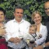Betriebsübergabe im Weingut Hartwig Martin: Auf dieses Ereignis stoßen in Homburg Helene Martin, Hartwig Martin, Michaela Fürböter (mit Töchterchen Sophie) und der neue Chef Christian Fürböter (von links) an.