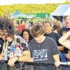 (fcn) „Jeder, der nicht hier ist, versäumt eine fetzige Party“, kommentierte Peter Wiesen, Organisator des Kister Rock Open Air, das zweitägige Spektakel am Festplatz neben der Tennishalle. Das Festival feierte heuer sein zehnjähriges Bestehen. Deshalb gab sich Matt Gonzo Roehr, das musikalische Gehirn der Kultband „Böhse Onkelz“ die Ehre. „Er ist eine ganz große Nummer, und ich bin ein bisschen stolz darauf, dass er heute bei uns auftritt“, erklärte Wiesen. Besonders freute sich der Festival-Chef, dass dieses Mal Petrus die Besucher mit Sommerwetter verwöhnte. Im vergangenen Jahr stand das Open Air wegen eines Unwetters sogar kurz vor dem Abbruch. Mit 300 Campern verbuchte man sogar einen Rekord. Wiesen machte zudem aufmerksam, dass das Festival nach wie vor „familiären Charakter hat“. Das liegt an musikalischen Stammgästen wie „Stainless Steel“ und „Edelweiß“, aber auch an altbekannten Betreibern der zahlreichen Verkaufsstände: Teilweise halten sie dem Open Air von Anfang an die Treue. Zum Auftakt ließ das Trio „Ohrenfeindt“ aus St. Pauli die Gitarren tief fliegen. Mit ihren eigenen Songs im Stil von „AC/DC“ gaben sie auf der Bühne Vollgas und heizten den Partygästen kräftig ein. Matt Gonzo Roehr begeisterte das Publikum nicht nur mit Songs seines neuen Albums „Blitz & Donner“, sondern auch mit Kult-Nummern der „Böhse Onkelz“. Am zweiten Tag kochte die Stimmung zur besten Rock-Zeit über mit den „Thekenproleten“ und „9 MM“. Den Höhepunkt zum Abschluss lieferte „Weißglut“, die angesagteste „Rammstein“-Coverband. Die Band bot auch eine Flammenshow der Superlative.