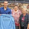 Trikots für die Uettinger Kegler-Jugend: Markus Pfister (Abteilungsleiter Kegeln) Marco Mariosa, Jugendwart Doris Seufert, die Trainer Helga Adler und Klaus-Dieter Oelmann (von links) bei der Übergabe der neuen Trainingsanzüge.