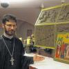 In der Kiliansgruft des Neumünsters: Vladimir Bayanov, der Pfarrer der russisch-orthodoxen Gemeinde, mit einer Kilians-Ikone vor dem Schrein der Frankenapostel.
