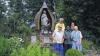 Zu Gast: Emil und Koletta Stäblein (vorne) aus Schönau haben sich gefreut, als sie unverhofft Bischofsbesuch bekamen. Bischof Alfred Maluma besuchte die Mariengrotte der Familie am Reyersbacher Weg. Der Besuch kam zustande auf Initiative des Ehepaares Robert und Wiltrud Firsching (hinten) aus Bad Neustadt.
