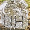 Überreste: Grenzsteine  mit der Aufschrift „U H“ erinnern an die Wüstung und Burg Uttenhausen.