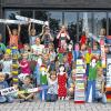 Zaunmännchen: Viele lustige Zaunmännchen entstanden bei der Ferienspaßaktion der Gemeinde Theres. Unser Bild zeigt die Kinder und einige ihrer Betreuer mit ihren fertigen Zaunmännchen, die sie dem Kindergarten Obertheres schenken wollen.