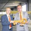 Großer Schlüssel für ein großes Projekt: Arcadis-Geschäftsführer Jürgen Boenecke (links) und Landrat Harald Leitherer in der 2,5 Millionen Euro teuren Deklarationshalle.