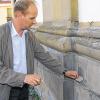 Sandstein zum Mitnehmen: Der steinerne Sockel der Casteller Grafschaftskirche bröckelt. Dekan Günther Klöss-Schuster und die Kirchengemeinde drängen auf eine Renovierung samt neuer Drainage, was rund 120 000 Euro kosten würde.