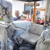 Ein Kenner der Landtechnik: Heinz Dürr aus Euerhausen mit seinem Massey-Ferguson (im Hintergrund) und seinem David Brown, mit denen er schon an neun Traktor-Pulling-Turnieren teilgenommen hat.