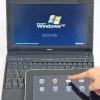 Qual der Wahl: Das iPad (vorne) steht mit einem Fingerdruck bereit, das Netbook benötigt längere Zeit für den Bootvorgang.