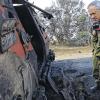 Terror an der ägyptischen Grenze: Israelische Soldaten betrachten ein Militärfahrzeug, das bei dem Angriff auf den Grenzstützpunkt im Sinai zerstört wurde.
