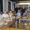 (ume)   Das Wetter spielte mit, die Stimmung war gut, das Festzelt im neuen Brauereihof überfüllt. Mit einem Hoffest feierte die Ochsenfurter Kauzen-Brauerei den Abschluss umfangreicher Bauarbeiten. Im vergangenen Jahr war der Brauereihof um fast 1000 Quadratmeter vergrößert worden. Etwa 3500 Kubikmeter Erde wurden dafür bewegt. Am Samstag stach Bürgermeister Rainer Friedrich gekonnt das erste Bierfass an. Gefeiert wurde bis spät in die Nacht. Und am nächsten Morgen standen schon wieder Besucher für das Weißwurstfrühstück im Hof. Die Bierprobe mit Diplombraumeister Winfried Zippel, im Bild hinten rechts neben Brauerei-Chef Karl-Heinz Pritzl, stieß auf große Resonanz. Der Renner für die Kinder waren jedoch der Zauberer, der die Kinder verzauberte und das Kinderkarussell. Kostenlos konnten die Kleinen so viele Runden drehen, wie sie nur wollten.