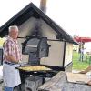 (rsf)   Holzbackofen in Betrieb: Alljährlich zur Kirchweih am ersten Sonntag im August bietet der kleine Weiler im Hesselbacher Waldland seinen Gästen kulinarische Schmankerl aus dem Holzbackofen. Am Freitagabend sind die Pizzas heiß begehrt, am Samstagabend die knusprigen Hax'n. Eine Menschenschlange dürfte sich erfahrungsgemäß am Montagabend am Verkaufsstand für den Zwiebelplootz bilden, der nach fränkischem Rezept in Hoppachshof für die Besucher zum Festausklang serviert wird. Fleißig bei der Arbeit – die Pizzabackcrew am Freitagabend: (von links) Dietmar Krafft, Johann Wehner, Dominik Schmitt und Timo Krafft.