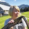 Auf der Höfle Alp in 1050 Metern Höhe: Heike Maier aus Berlin lernt den Umgang mit der Sense.