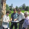 Der Grundpfeiler für den Erlebnisgarten: Um den Eichenstamm links wird der Pavillon entstehen, der das Herzstück der neuen Bildungs- und Freizeiteinrichtung im Süden von Gerolzhofen ausmacht. Im Bild von links Bürgermeisterin Irmgard Krammer, Bauunternehmer Rainer Detsch, Förster Volker Conrad und Josef Kummert, der sich ehrenamtlich um die Fläche am Nützelbach kümmert.