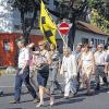 (hgö)   Zur 50. Stadtteil-Kirchweih – ein echtes Jubiläum also – hatte am Samstag der Bürgerverein Bergl eingeladen. Bei strahlendem Sonnenschein zogen die Honoratioren der Stadt und Vertreter der Bürgervereine zunächst zum Haus der Stadtteilbürgermeisterin Renate Walz, die normalerweise den Festzug durch das Bergl anführt. Heuer musste sie krankheitsbedingt zurückbleiben, eine Begrüßung durch die Delegationen gehörte aber zum guten Ton. Den zur Freude der Teilnehmer etwas gekürzten Festzug führte Stellvertreterin Gerlinde Schäfer zum Berliner Platz. Hier waren die Tische schon recht gut besetzt, einer stimmungsvollen Kirchweih stand nichts entgegen. Am Montag beginnt das Fest um 14 Uhr mit Kaffee und Kuchen, um 14.30 Uhr startet zum vierten Mal das „Bergler Kirchweihsingen“, ab 18 Uhr gibt es frisches Kesselfleisch und zum Ausklang spielen „2gether“. Ferner wird eine Ballonfahrt verlost. Im Bild: Gerlinde Schäfer (links) und Oberbürgermeister Sebastian Remelé mit Gattin Monika an der Spitze des Festzuges zur 50. Bergl-Kirchweih.