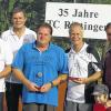 (kri)   Zum achten Mal wurde die inoffizielle Tennis-Gaumeisterschaft ausgetragen. Gastgeber war der Tennisclub Rot-Weiß Röttingen, der gleichzeitig 35-jähriges Bestehen feierte. Im ersten Halbfinalspiel setzte sich das kurzfristig eingesprungene Team des FC Creglingen gegen das Heimteam klar mit 4:2 durch. Das zweite Semifinale gewann der TC Gaukönigshofen Dank des besseren Spielverhältnisses mit 39:38 gegen Titelverteidiger TSV Rottenbauer, nachdem es 3:3 stand. Favorit Gaukönigshofen setzte sich Dank der größeren Erfahrung mit 3:1 durch und gewann zum siebten Mal die Meisterschaft. Im „kleinen Finale“ behielt Rottenbauer gegen Röttingen 2:1 die Oberhand. Pro Team mussten zwei Männer- und ein Fraueneinzel sowie ein Herrendoppel und ein Mixed gespielt werden. Vorsitzender Bernhard Schauer (Zweiter von links) überreichte abschließend die Siegerpokale an die Mannschaftsführer (von links) Peter Englert (TC Röttingen), Matthias Scheider (TSV Rottenbauer), Jürgen Baur (FC Creglingen) und Varol Keskin (TC Gaukönigshofen).TENNISCLUB
