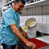 Frisch von des Meisters Hand: Rainer Ludwig (54) belegt Gebäckstücke mit Erdbeeren.