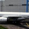 Hoffnungsträger vor dem Erstflug: ein neuer Airbus 350 XWB auf einem Flugfeld. Europas modernster Jet steht kurz vor dem Abheben. Gegenüber herkömmlichen Langstrecken-Jets liegt sein Verbrauch niedriger.