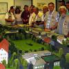 Hingucker: Immer wieder Staunen erregt das Modell der ehemaligen Hainberg-Kaserne. Hier bewundern es die Gäste aus Belfort (Frankreich), zusammen mit ihren Gastgebern von der Soldatenkameradschaft Sondheim/Rhön.