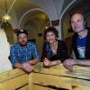Freude über eine gelungene Ausstellung: Benjamin Brückner, Rita Katharina Kolb und Harald Scherer (von links) bilden das Vorstandsteam der Kinder- und Jugendkunstwerkstatt „JuKu Karawane“.