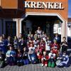 (kri)   Weil die Kinder am UNESCO-Welttag des Buches zum Lesen animiert werden sollen, war Ursula Kleibe von der Volksschule mit ihrer Klasse in der Buchhandlung Krenkel zu Gast, wo die Kinder aus der Hand von Bernhard Krenkel das Welttagebuch „Ich schenke dir eine Geschichte“ erhielten. Dafür brauchten sie nur einen Gutschein mitbringen, den sie von ihrer Lehrerin erhielten. Dieses Buch wird ausschließlich von ihm finanziert. Zum Dank für das spannende Taschenbuch haben sich die Schüler mit einem Gedicht und dem Lied „Freude schöner Götterfunken“ bedankt.