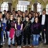Klassenbild mit Staatssekretären: Bernd Sibler (vom Kultusministerium, links) und Gerhard Eck (vom Innenministerium, rechts) mit Schülern der Mittelschule Gerolzhofen.
