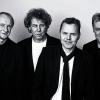 (rtg)   Der „Blaue Adler“ feiert am Freitag, 17. Mai, um 21 Uhr ein „steinaltes“ Rock-Jubiläum. Mit einem Konzert erinnert die Gaststätte in der Mergentheimer Straße 17 an die Gründung der Rolling Stones vor 50 Jahren. Auf der Bühne präsentieren „Die Steine“ Klassiker aus der Feder von Keith Richards und Mick Jagger. In traditioneller Rockband-Besetzung – Schlagzeug, Bass, zwei Gitarren – orientieren sich die vier Würzburger Musiker an den Originalen, ohne dabei jedoch den strengen Anspruch werksgetreuer Kopien zu verfolgen oder den Raum für Improvisationen zu vernachlässigen. Rüz Löser (Schlagzeug), Stefan Hußl (Gitarre, Gesang), Thomas Gawlas (Bass, Gesang) und Manfred Gawlas (Gitarre) konzentrieren sich vor allem auf die Songs der „goldenen Jahre“ der Band. Der Eintritt kostet sieben Euro.