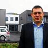 Neu gebaut: Der Inhaber und Geschäftsführer vor dem neuen Gebäude seiner Firma CKF in Zellingen.