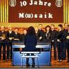 Der Jubiläumschor auf der Bühne: Sein zehnjähriges Bestehen feiert der Gemischte Chor „M(u)saik“ der Sängerlust Holzkirchhausen.