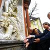 Mit dem Wasser sprudelte Dank: (v. li.) Sparkassen-Vorstand Bernd Fröhlich, Brunnenbeauftragte Monika Funke-Auffermann, OB Georg Rosenthal und Stadtbaurat Christian Baumgart am Moenusbrunnen.