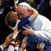 Auf dem Petersplatz: Papst Franziskus umarmt einen behinderten Jungen.