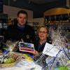 Hier gibt's die Preise: Thorsten Leyh, Geschäftsführer des Getränkemarkts Leyh, und Mitarbeiterin Gisela Imhof gratulieren allen Gewinnern und weisen darauf hin, dass die Gewinne bis Samstag, 27. April, im Getränkemarkt auf der Bündt 7 abgeholt werden können.