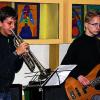(rv)   Mit einem barocken Musikstück hat das Sennfelder Musikschulensemble das Konzert in der Schulaula eröffnet. Solisten, Ensembles und Bands hatten unter Leitung von Musiklehrer Lorenz Schmidt zu einem unterhaltsamen Musikabend eingeladen. Im Programm: Musikstücke vom Barock bis zur Neuzeit. Dabei überraschte besonders Timo Wirth, Preisträger des Wettbewerbes „Jugend musiziert“, am Akkordeon sowie Lea Volkmar, als Sängerin und am Klavier. Mit Musik aus dem Iran bereicherten Vater und Sohn Kaveh und Ali Taghizadegan die Konzertsolobeiträge auf der Gitarre (Mia Rabold, Marie Meyer, Lena Herbert), am Klavier (Kiana Kritzner, Chiara Reck, Julian Brückner, Lucie Rohe; Mia Wolfrum) oder auf der Blockflöte (Xaver Wolfrum). Außerdem spielten die Gitarrengruppe und die Jazzcombo (im Bild Tim Breunig, Felix Warmuth, Simon Böhnlein und Nico Wolf).