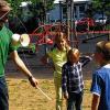 Pro Jugend: Jugendpfleger Tobias Meierl (links) ist auch mit dem Kissinger Kinderbus unterwegs. Im Bild die Spiele-Aktion 2011.