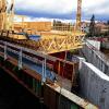 Baustelle im Fluss: An der Kantstraße (rechts im Bild) wird in Höhe der Geriatrischen Klinik ab kommenden Montag das Widerlager der neuen Brücke verfüllt. Die Straße wird nur stadteinwärts befahrbar sein.