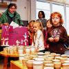 (bhr)   58 handgetöpferte Trinkbecher im Wert von rund 580 Euro hat der Kindergarten Ebenhausen gewonnen. Die Becher wurden zum „8. Tag der offenen Töpferei“ am 9. und 10. März von sieben Keramikwerkstätten aus Unter- und Mittelfranken angefertigt. Dabei kamen laut Pressetext 180 Teile im Gesamtwert von 1800 Euro heraus. Für die Aktion hatten sich 58 Einrichtungen beworben. Gewonnen haben ein Kindergarten aus Zell am Main und der Kindergarten Ebenhausen. Gertrud Schneider aus Stadtlauringen und Karin Reiss aus Bad Kissingen übergaben die Becher nun den Kindern und erklärten ihnen dabei auch ihren Beruf. Kindergartenleiterin Daniela Koch zeigte den Kindern, woraus die Becher geformt wurden, und ließ sie den Ton anfassen. „Ton ist matscheweich wie Lehm“, verkündete ein Kind. „Und den haben wir im Sandkasten“, wusste Paul. Bei der Übergabe bedankten sich die Kinder mit dem Lied vom tollpatschigen Osterhasen Stups. Unser Foto zeigt (von links) Karin Reiss, Gertrud Schneider, Kindergartenleiterin Daniela Koch und einige Kinder, die das wertvolle Geschirr genau betrachten.