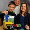 Blau zu blau, schwarz zu schwarz: Die Maschine von Jessica Mantel und Michael Düll sortiert die Socken nach Farben. Lehrer Walter Graf hat bei der Umsetzung geholfen.