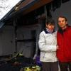 Brandruine: Elke und Bernd Schwender vor der Rückseite ihres Holzständerhauses in Königsberg. Am Samstag war dieses bei einem Brand schwer beschädigt worden. Die Rückseite des Gebäudes muss auf jeden Fall komplett erneuert werden. Wie hoch der Schaden am restlichen Haus ist, ist noch nicht genau absehbar.