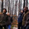 Ortstermin im Wald für den Vogelschutz: Der Managementplan für das Vogelschutzgebiet (SPA) Nördlicher Forst Aura tritt in Kraft. Er sieht vor, dass in einem 1843 Hektar großen Gebiet geeignete Maßnahmen zum Schutz von Specht- und Kauzarten sowie von Waldschnepfe, Trauerschnäpper und Schwarzstorch eingehalten werden. Forstfachleute, Naturschutzvertreter und Holzrechtler machten sich ein Bild vom Zustand der Habitate. Das Bild zeigt unter anderem Klaus Bernhart, Leiter des AELF Karlstadt (links im Vordergund) und Christian Fischer, den Verfasser des Managementplanes (dahinter leicht verdeckt).