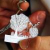 Ein eher grobes Motiv: Die Arbeit mit den Kindern, die einen Drachen steigen lassen, eignet sich recht gut für's Foto. Aber für den Miniaturen-Spezialisten Engelhard Schmitt sind nur weit filigranere Scherenschnitte eine Herausforderung.